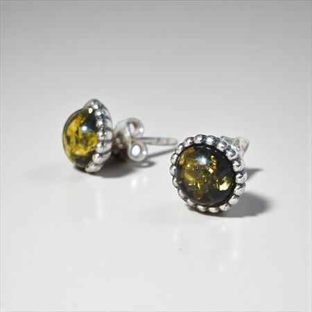 Drobne kolczyki sztyfty z bursztynem