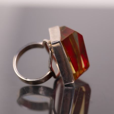 Pierścionek z barwionym bursztynem