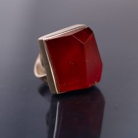 Pierścionek z barwionym bursztynem