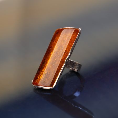Pierścionek z naturalnym bursztynem bałtyckim