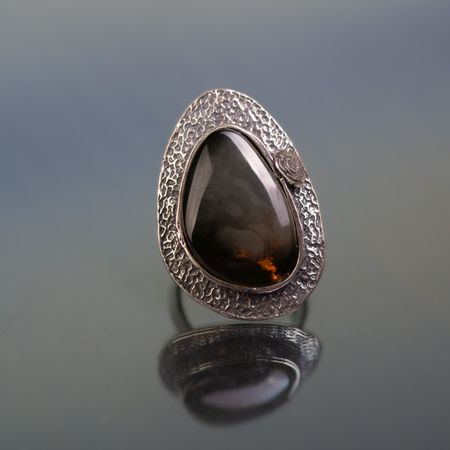 Pierścionek z różą i bursztynem bałtyckim