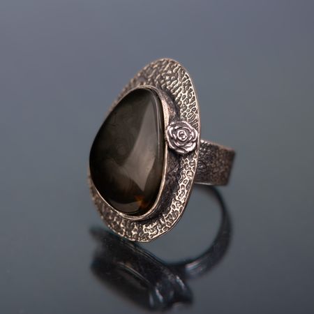 Pierścionek z różą i bursztynem bałtyckim