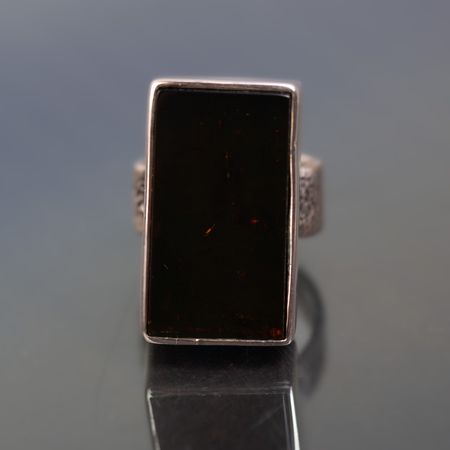 Pierścionek z prostokątnym ciemnym bursztynem