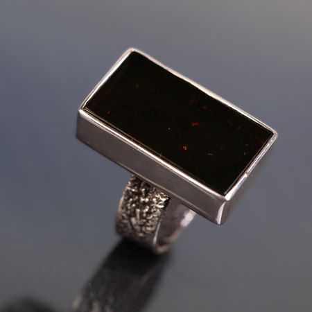 Pierścionek z prostokątnym ciemnym bursztynem