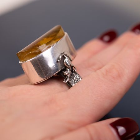 Pierścionek z kotkami i z bursztynem bałtyckim 