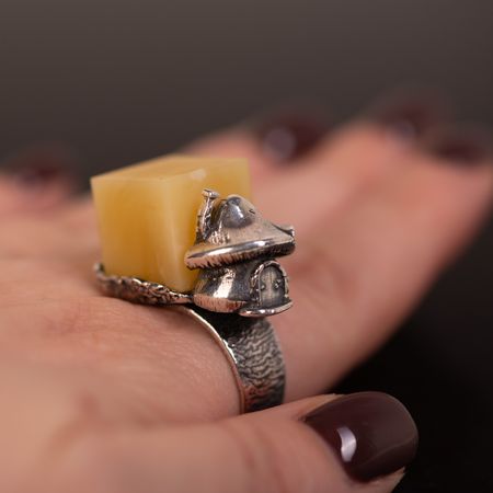 Pierścionek z domkiem i bursztynem bałtyckim