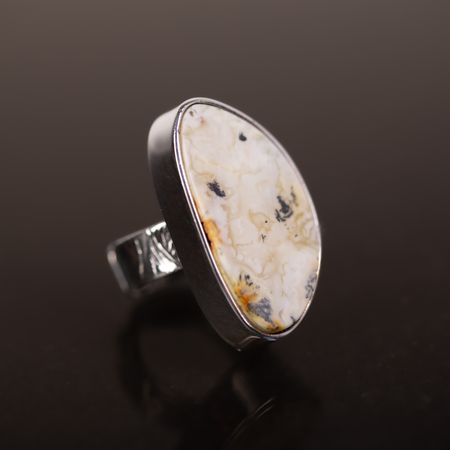 Pierścionek z mlecznym naturalnym bursztynem