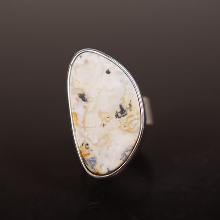 Pierścionek z mlecznym naturalnym bursztynem