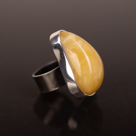 Pierścionek z miodowym bursztynem