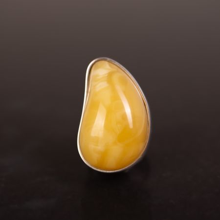 Pierścionek z miodowym bursztynem