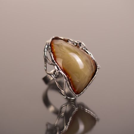 Pierścionek ażurowy z bursztynem bałtyckim