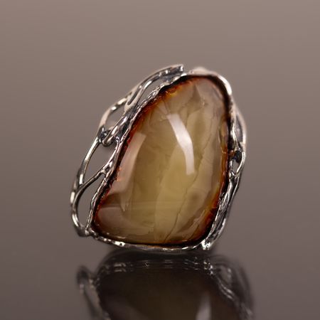 Pierścionek ażurowy z bursztynem bałtyckim