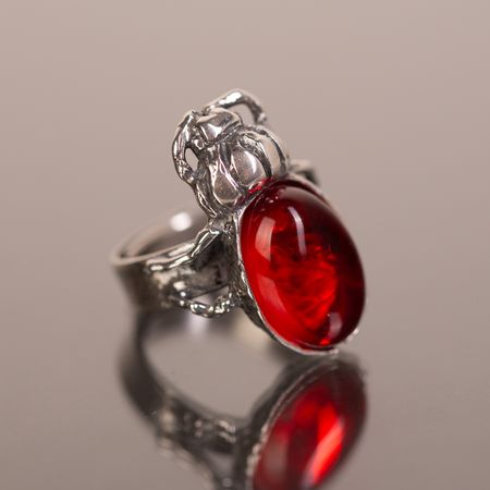 Pierścionek z barwionym bursztynem żuk