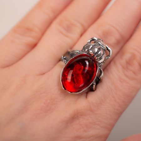 Pierścionek z barwionym bursztynem żuk