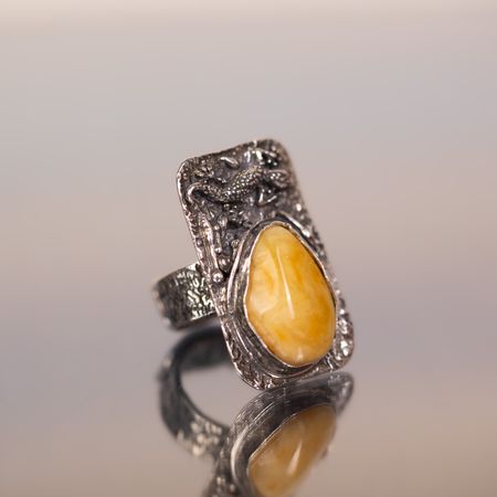 Pierścionek z jaszczurką i mlecznym bursztynem