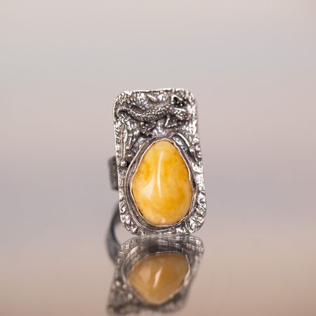 Pierścionek z jaszczurką i mlecznym bursztynem