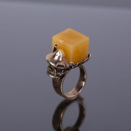 Pierścionek z domkiem i bursztynem bałtyckim