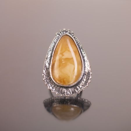 Pierścionek z miodowym bursztynem łezka