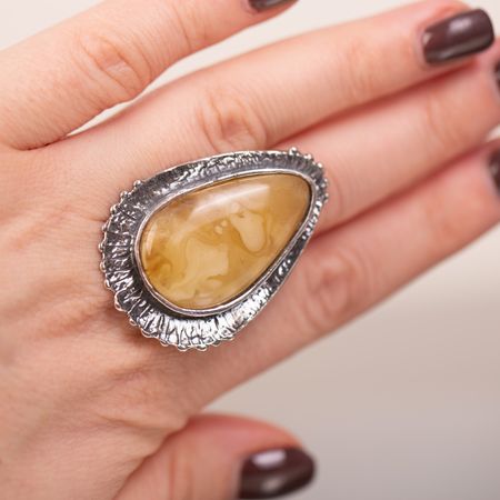 Pierścionek z miodowym bursztynem łezka