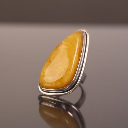 Pierścionek z miodowym bursztynem trójkątnym