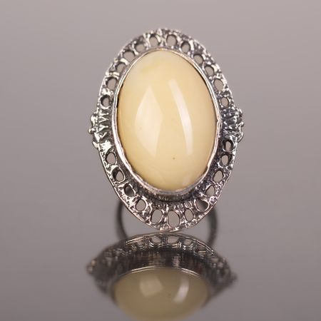 Ażurowy pierścionek z mlecznym bursztynem