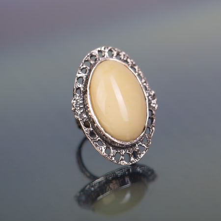 Ażurowy pierścionek z mlecznym bursztynem