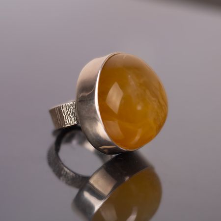 Masywny pierścionek z miodowym bursztynem