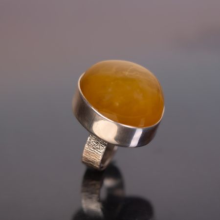 Masywny pierścionek z miodowym bursztynem