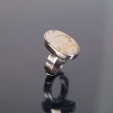 Pierścionek z mlecznym bursztynem