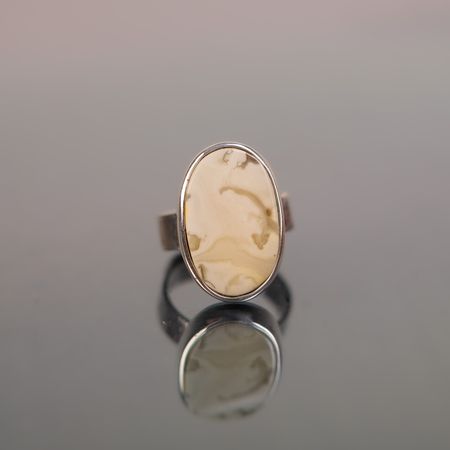 Pierścionek z mlecznym bursztynem