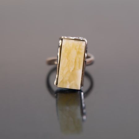 Pierścionek z prostokątnym mlecznym bursztynem
