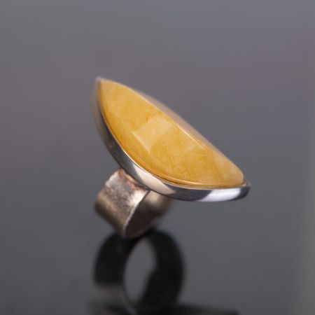 Pierścionek z miodowym bursztynem bałtyckim