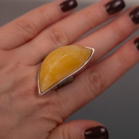 Pierścionek z miodowym bursztynem bałtyckim