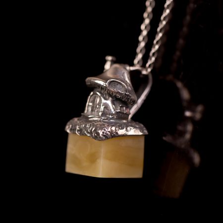 Wisiorek srebrny domek i bursztyn bałtycki