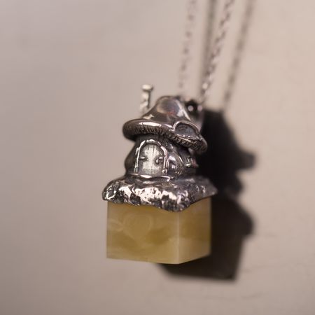 Wisiorek srebrny domek i bursztyn bałtycki