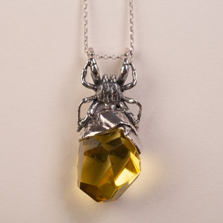Spider pendant with faceted amber