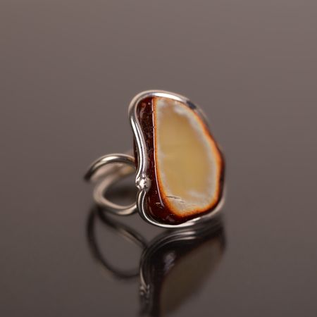 Delikatny pierścionkiem z kawałkiem naturalnego bursztynu