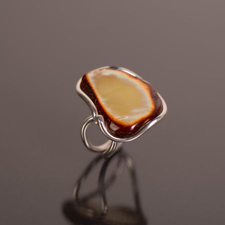 Delikatny pierścionkiem z kawałkiem naturalnego bursztynu