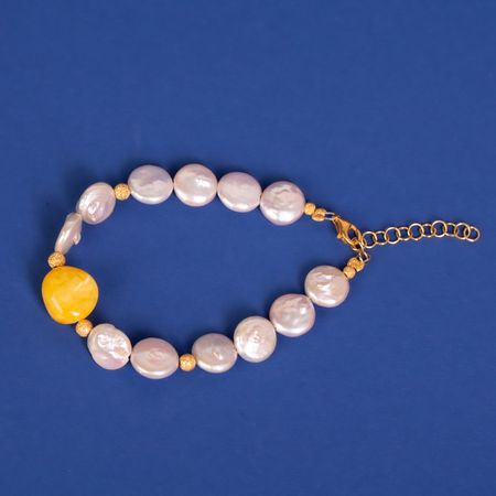 Bracelet with pearls and honey-colored amber