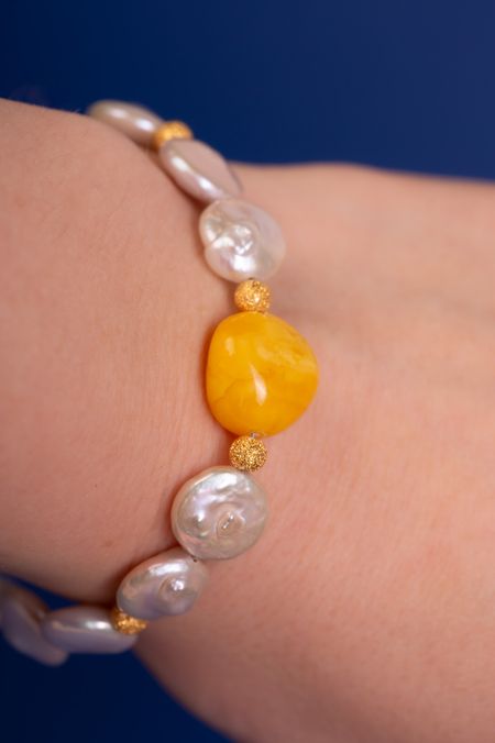 Bransoletka z perłami i miodowym bursztynem
