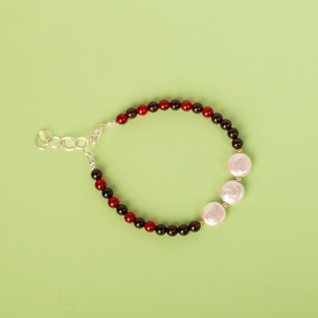 Bransoletka z barwionym bursztynem i perłami