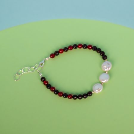 Bransoletka z barwionym bursztynem i perłami