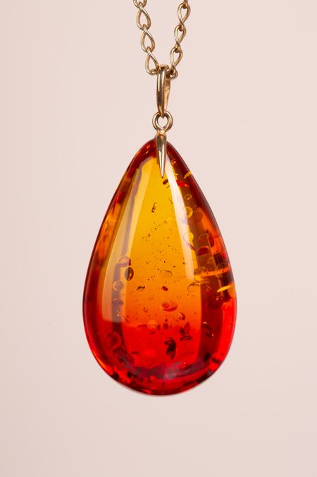 Złoty wisiorek z bursztynem barwionym