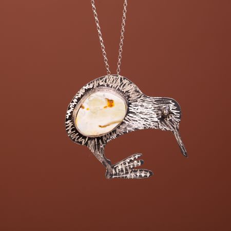 Wisiorek srebrny z bursztynem mlecznym kiwi