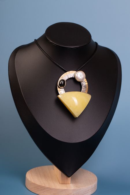 Wisior srebrny z bursztynem bałtyckim, perłą i onyksem