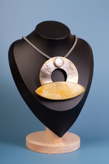 Duży wisior srebrny z bursztynem bałtyckim i perłą