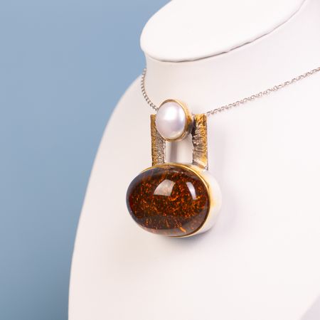 Wisiorek srebrny z bursztynem bałtyckim i perłą