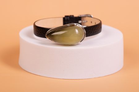 Bransoletka na pasku z bursztynem bałtyckim