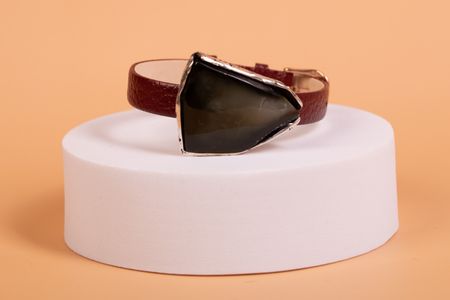 Bransoletka na pasku z ciemnym bursztynem bałtyckim