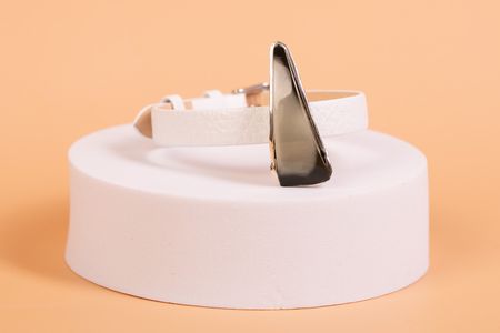 Bransoletka na białym pasku z bursztynem bałtyckim